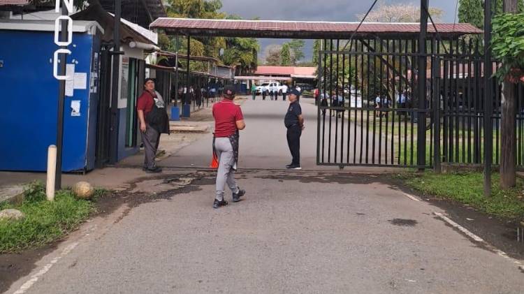 Uno de los estudiantes tiene 15 años y el otro 16.