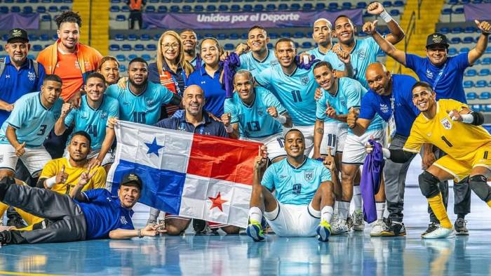 Los jugadores celebrando con la Bandera Nacional.