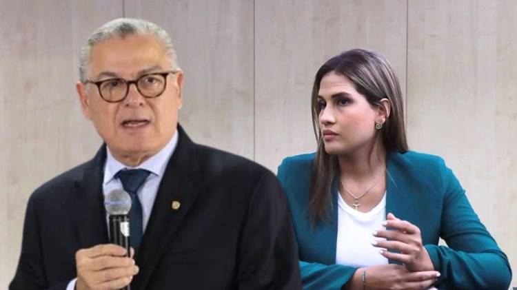 Brenes mostró en la entrevista el sello de entrega oficial del informe en la Contraloría.