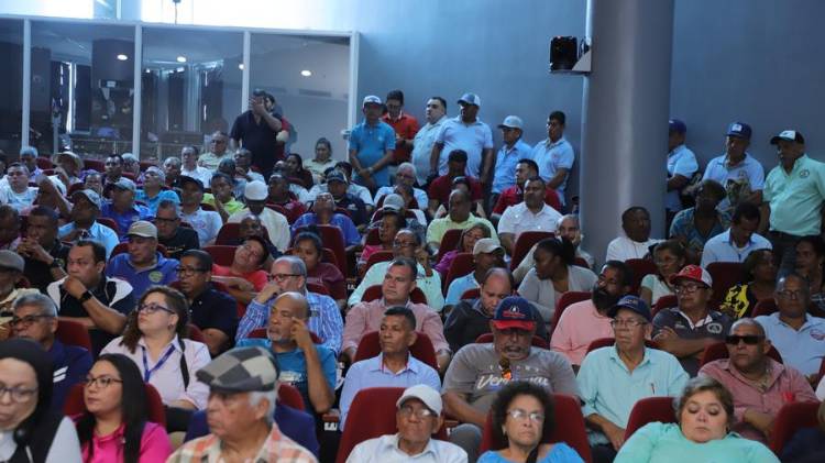 Transportistas durante la sesión de la Comisión de Comunicación y Transporte en la Asamblea.