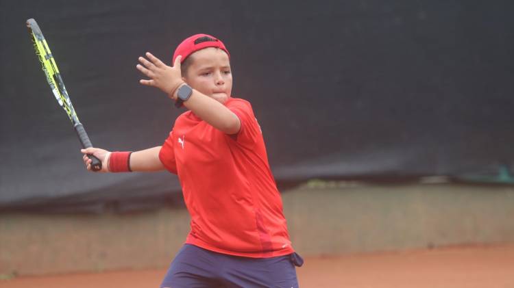 Escena de acción en las canchas del Club de Golf de Panamá, donde los juveniles de Centroamérica compiten por avanzar en el II Torneo Conteca.