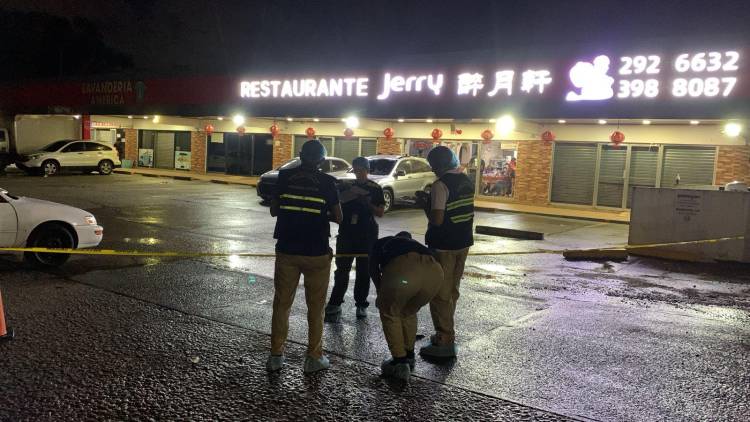 Robo con intercambios de disparos en restaurante en Las Mañanitas. Uno fue abatido