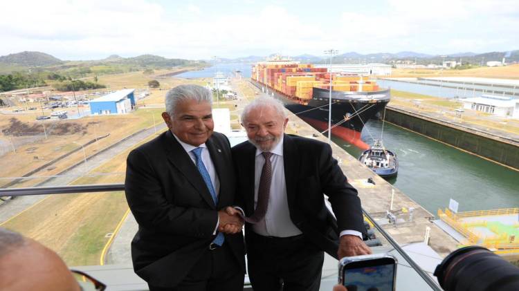 El presidente brasileño Lula da Silva, junto al mandatario panameño, activó la apertura de las compuertas para el paso del buque portacontenedores MSC Leo VI.