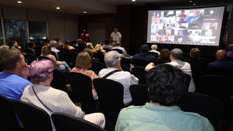 Comparten testimonios ante una audiencia atenta y conmovida.