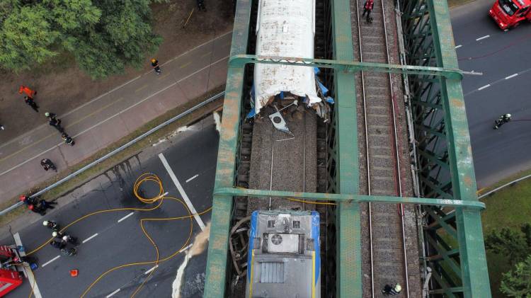 Fotografía aérea que muestra el lugar donde se chocaron un tren de pasajeros y una locomotora este viernes en Buenos Aires (Argentina). Entre 50 y 60 personas resultaron heridas tras el choque este viernes de un tren de pasajeros con una locomotora estacionada en Buenos Aires, informaron fuentes oficiales. EFE/ Luciano González