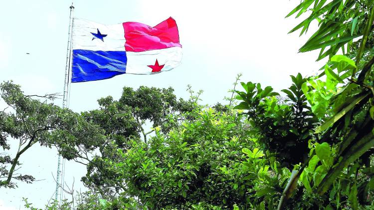 La bandera panameña del Cerro Ancón.