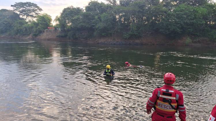 Bomberos buscan a menor de 13 años desaparecido en el río Santa María