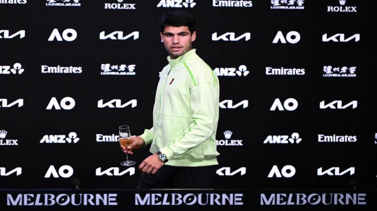 Carlos Alcaraz en sala de prensa en Melbourne (Australia). EFE/EPA/JOEL CARRETT AUSTRALIA AND NEW ZEALAND OUT
