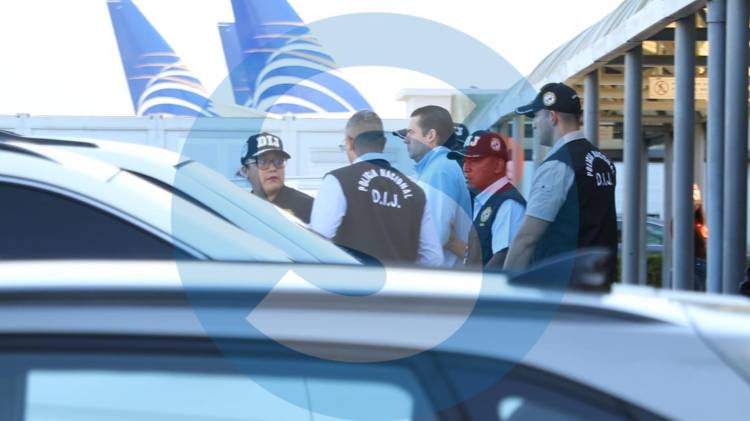 Carrizo arribó al país luego de viajar a Guatemala, donde tenía previsto juramentarse como diputado del Parlamento Centroamericano (Parlacen).