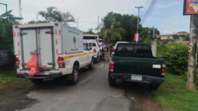 Eran las 10:50 de la mañana y las diligencias del levantamiento del cuerpo no habían culminado.