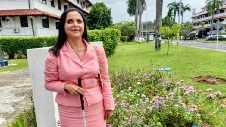 Premian a Elodia Muñoz: una voz que ilumina el camino del Braille