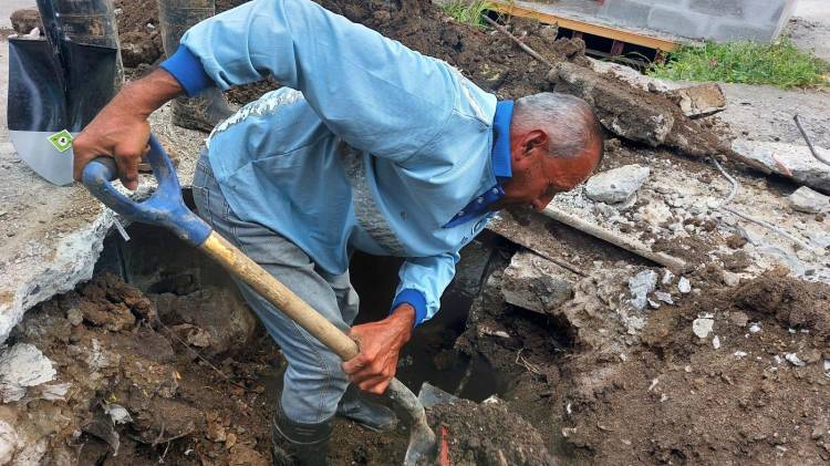 La reparación implicó movilizar maquinaria pesada.