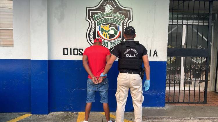 Unidades policiales realizaron allanamientos en Barrio Sur, Colón, donde fue capturado el sospechoso requerido por tentativa de homicidio.