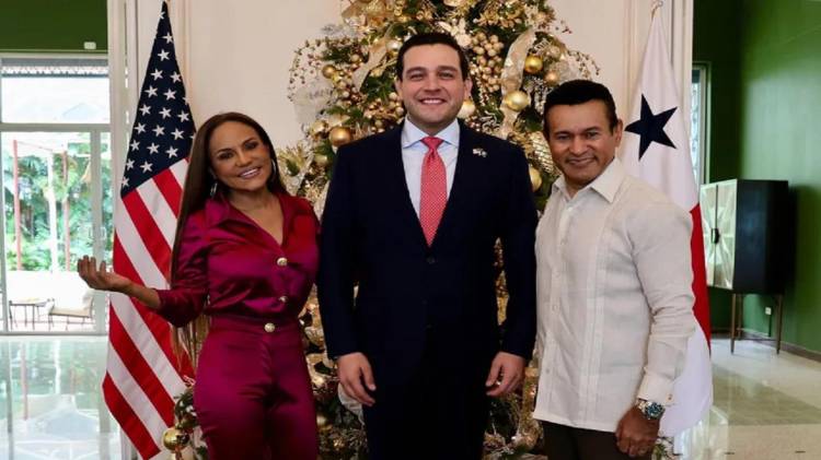 “Qué gusto por fin conocer a Samy y Sandra Sandoval — leyendas del típico panameño”.