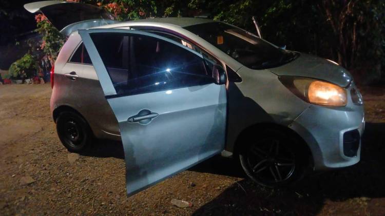 El vehículo gris recuperado por la Policía habría sido utilizado para trasladar a los presuntos asaltantes hasta la escena del intento de robo.