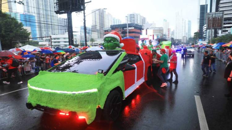 El desfile reúne a cientos de asistentes que, entre música, sonrisas y regalos.