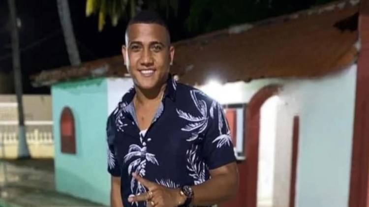 Acribillan a creador de contenido frente a su novia