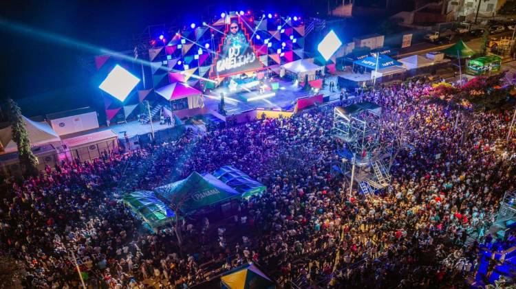 ¡Cinta Costera hasta la zapatilla! Miles gozan el Festival Carnavalístico