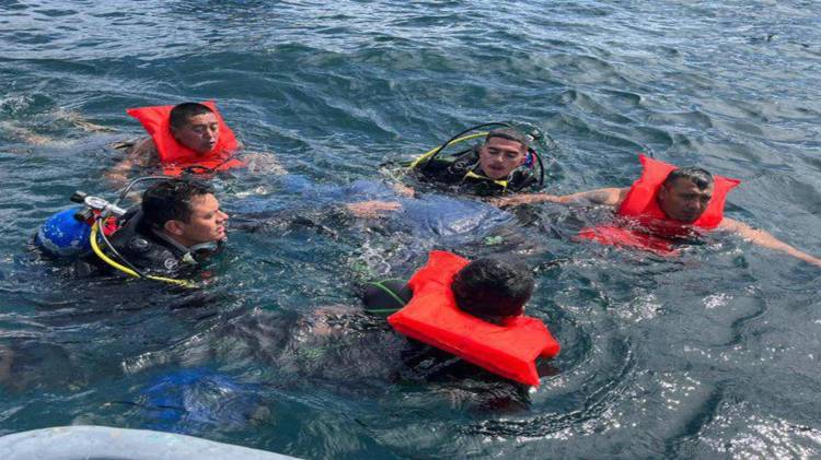 Según datos preliminares de las autoridades locales, la lancha volcó debido a fuertes ráfagas de viento.