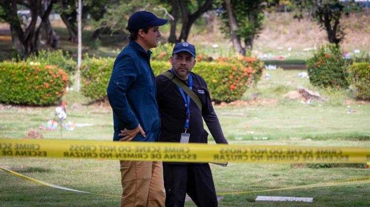 Personal forense participa en la exhumación de restos de víctimas de la invasión de 1989.