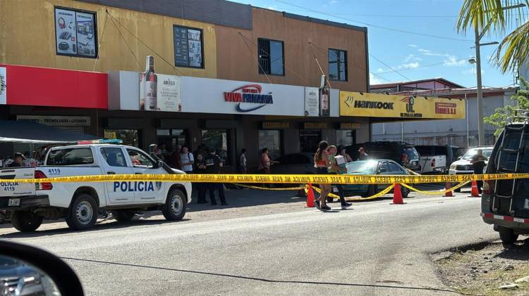 Autoridades costarricenses inspeccionaron la escena del ataque armado en Paso Canoas.