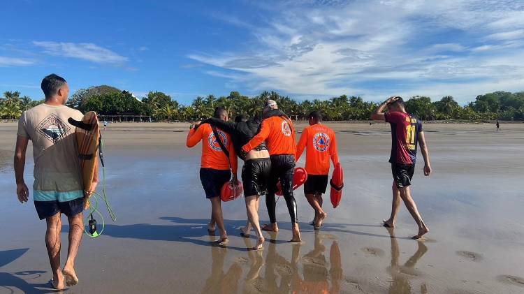 El personal de SINAPROC exhorta a la ciudadanía a seguir las indicaciones de los equipos de seguridad.