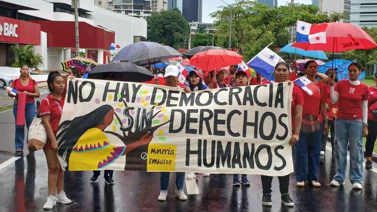 Ni la lluvia que cayó en la capital detuvo la concentración de mujeres y jóvenes de todas las edades.