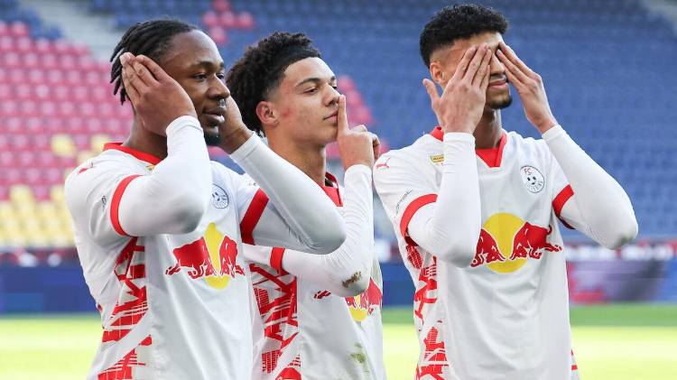 Enrique Aguilar (centro) juega en el RB Salzburgo, ya disputó un Mundial de Clubes y podría optar por representar a Panamá.