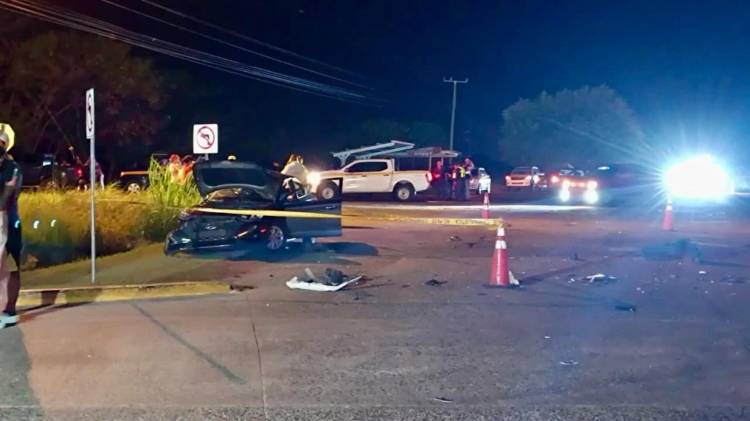 El impacto fue entre un sedán y un pick up. Autoridades investigan las causas del accidente.