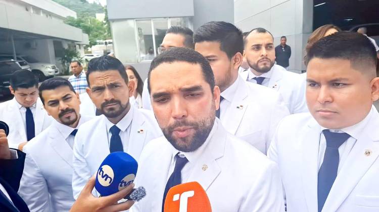 Roberto Zúñiga (c) habló en nombre de la bancada Vamos.