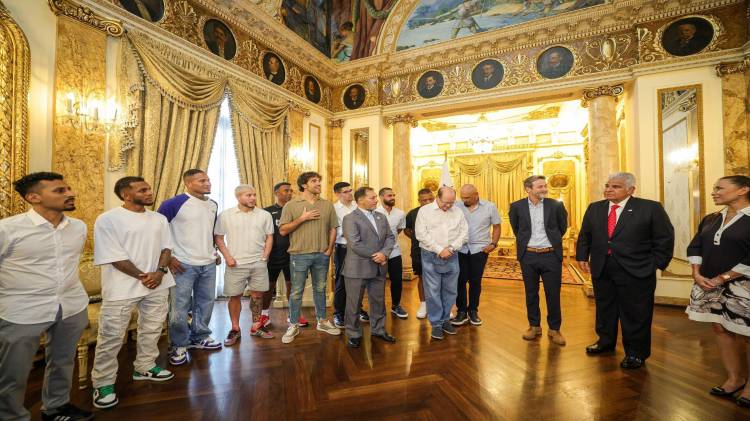 El presidente recibió en el Palacio de Las Garzas a los jugadores y cuerpo técnico de la Selección Nacional.