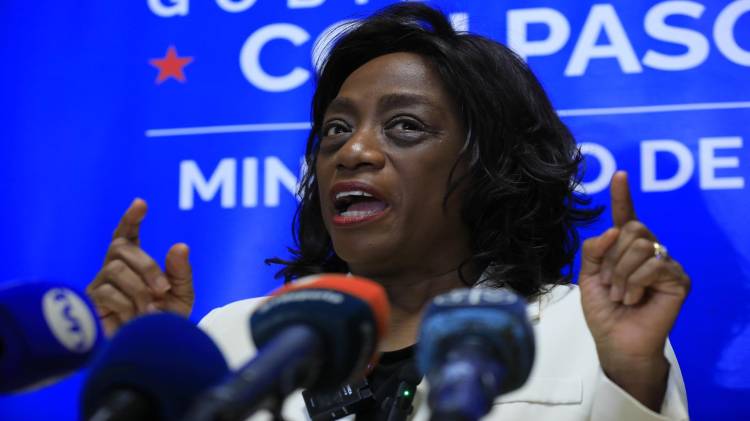 Lucy dice que muchos de los proyectos iniciados el año anterior no se pueden completar en solo seis meses.