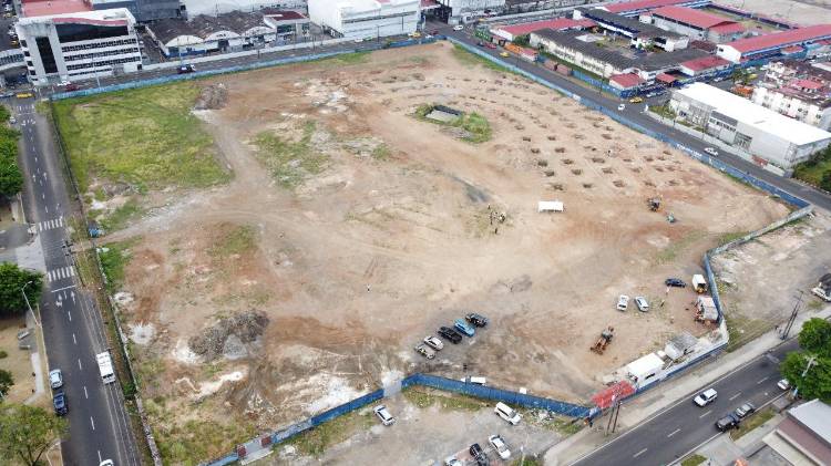 El estadio fue derrumbado en el 2017 y aún se mantiene en suelo.