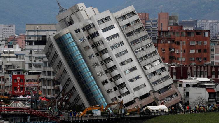 Una serie de fuertes terremotos provoca el derrumbe parcial de 4 edificios en Taiwán