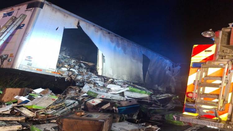 Durante los trabajos de extinción se utilizó concentrado de espuma, cilindros de aire y cerca de 10 mil galones de agua.