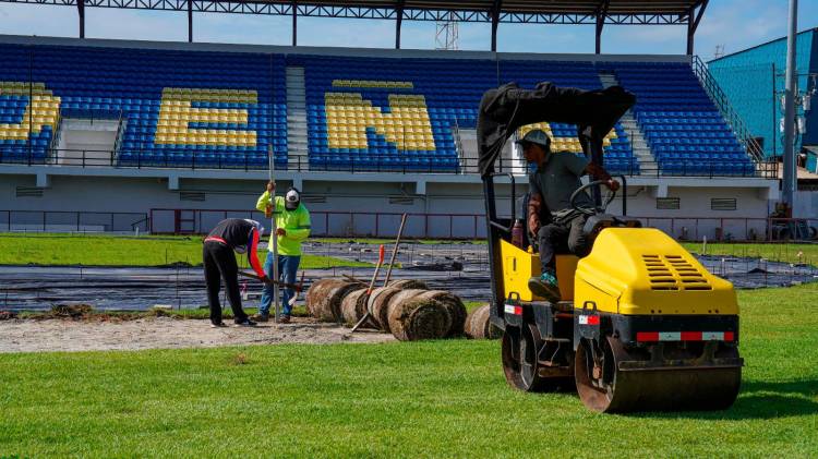 Le dan cariño al estadio Rico Cedeño de Chitré