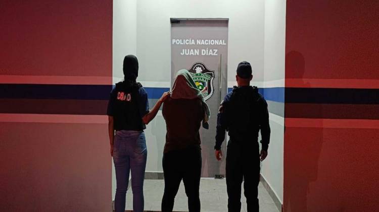 Durante el operativo, las autoridades también incautaron dos armas de fuego.
