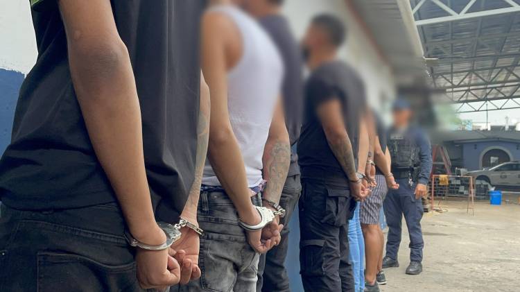 La policía capturó a siete personas.