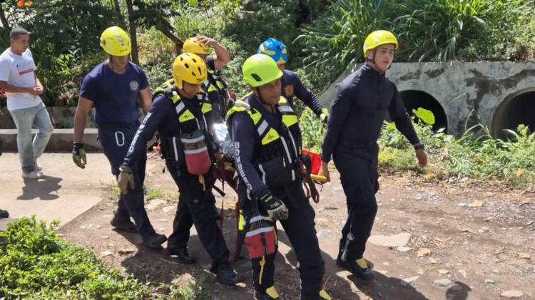 Bomberos atienden a la víctima tras el rescate en el río Caldera, en Boquete.