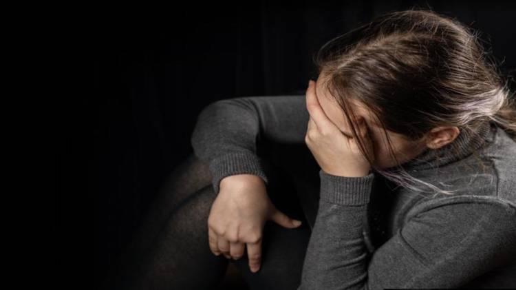 Detenida: mujer engañó a ocho hombres con pensión alimenticia durante 12 años