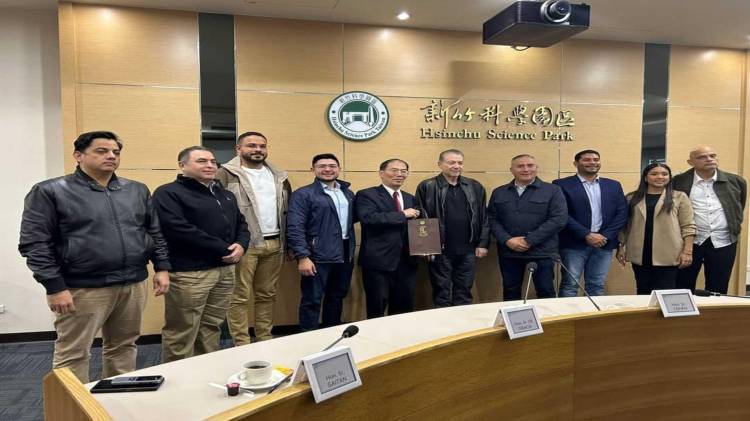 En su publicación, Richards destacó el desarrollo tecnológico del país asiático.