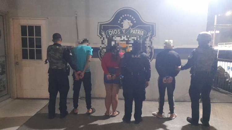 La investigación busca determinar la procedencia del arma y la participación de los detenidos en los hechos.