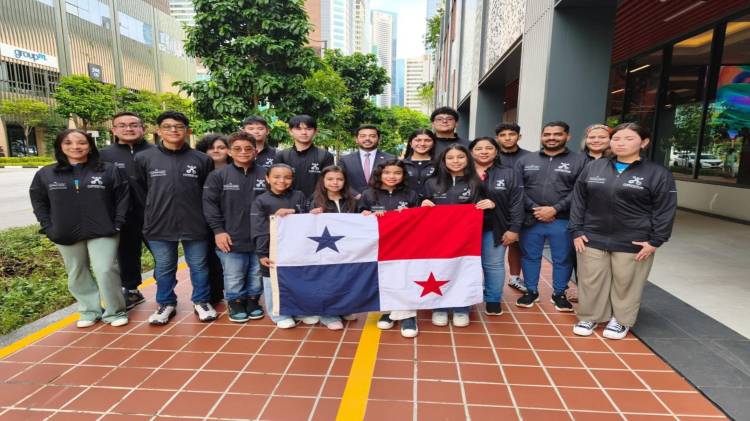 Embajador celebra la llegada del equipo panameño de robótica al mundial