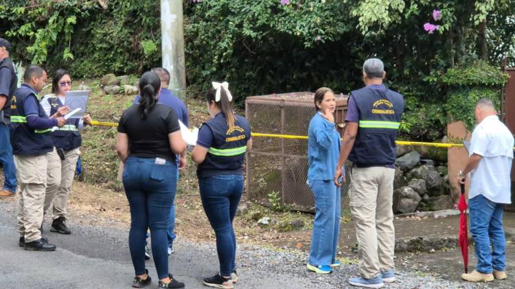 Agentes de la Policía Nacional y del Ministerio Público realizaron las diligencias en el área donde fue hallado el cuerpo en Volcancito, Boquete.