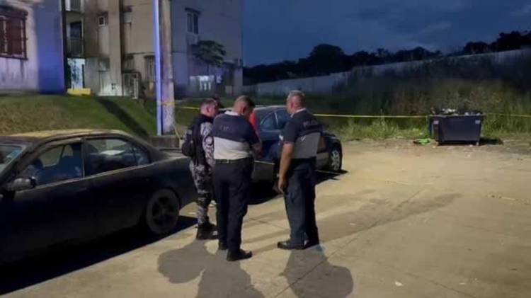 Agentes policiales acordonaron el área del multifamiliar H-137 en Altos de Los Lagos, donde ocurrió el ataque armado.