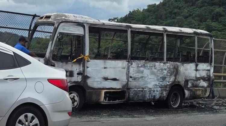 El humo obligó a los conductores a reducir la velocidad.