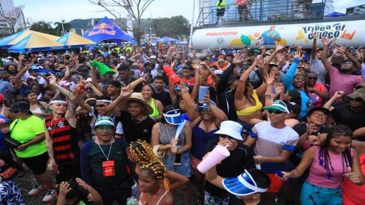 Un ambiente lleno de color, alegría y mucha agua.