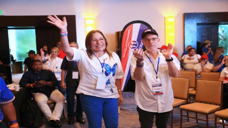 Herrera celebró su triunfo acompañado de diversos líderes del partido.