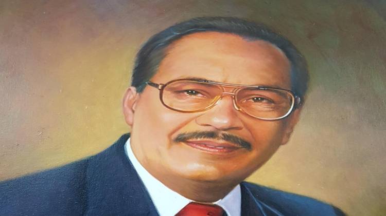 Su vocación por la enseñanza lo llevó a iniciar su carrera docente en 1975.