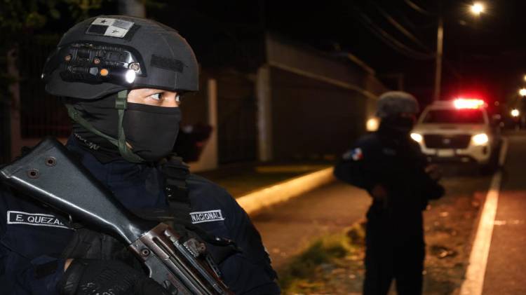 Policías son atacados a punta de botellas en Juan Díaz
